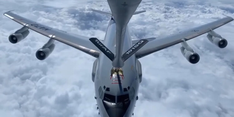 TSK'nın tanker uçağı, NATO uçağına yakıt ikmali yaptı