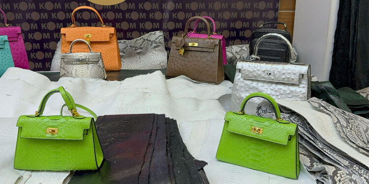 Operasyonla bin 486 piton yılanı derisi ele geçirildi