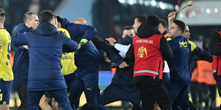 Tabzonspor-Fenerbahçe karşılaşmasında 12 kişiye gözaltı