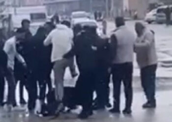 Tartıştığı eşi tarafından cadde ortasında bıçaklandı