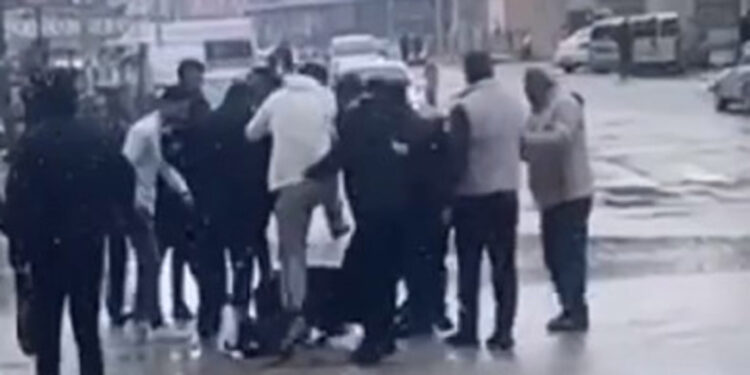 Tartıştığı eşi tarafından cadde ortasında bıçaklandı