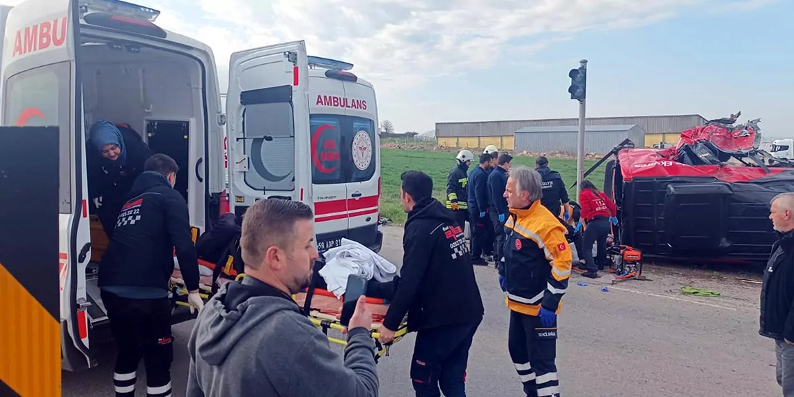 Tekirdağ'da tir ile yolcu minibüsü çarpıştı: 5 ölü, 11 yaralı