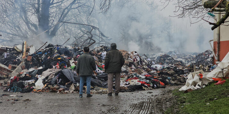 Tekstil deposundaki yangın, 14 saat sonra söndürüldü