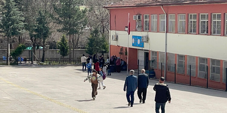 Temizlik malzemelerini karıştıran öğrenciler hastanelik oldu