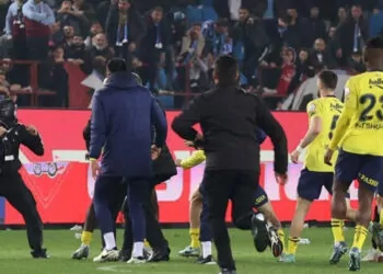 Trabzon'da olaylı maçta sahaya giren 2 taraftara tutuklama
