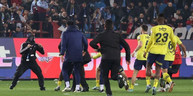 Trabzon'da olaylı maçta sahaya giren 2 taraftara tutuklama