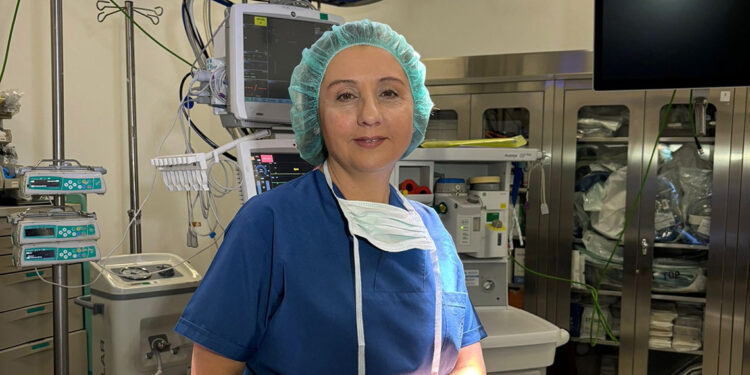 Türkiye'nin ilk kadın göğüs cerrahisi profesörü: Camdan tavanları kırın