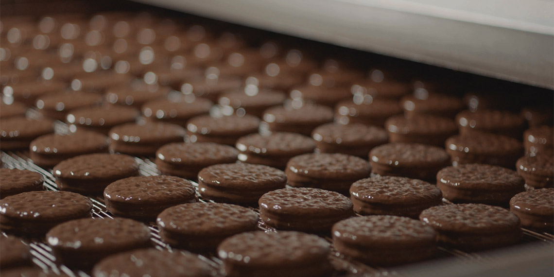 Ülker Bisküvi 2023 finansal sonuçlarını açıkladı. Şirketin Kamuoyu Aydınlatma Platformu’na (KAP) gönderdiği açıklamaya göre toplam ciro 56 milyar TL olarak gerçekleşti.