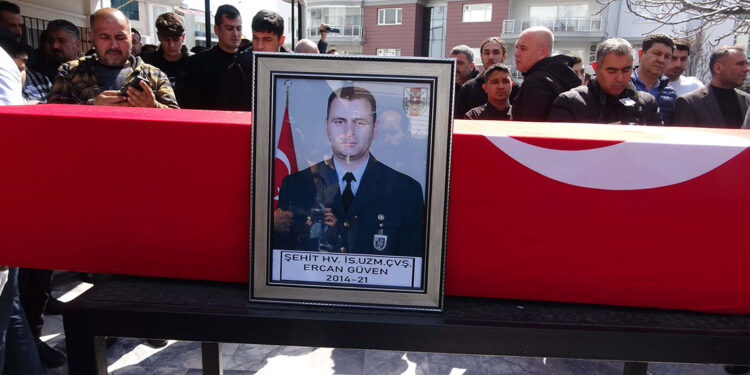 Uçak kazasında şehit olan Güven, toprağa verildi