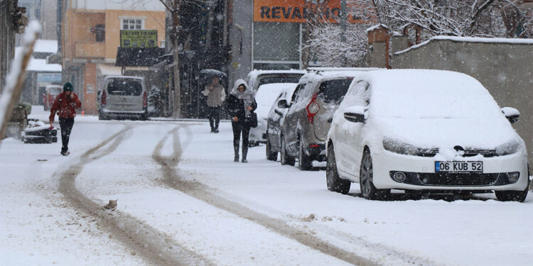 Van'da 152 yerleşim yeri ulaşıma kapandı