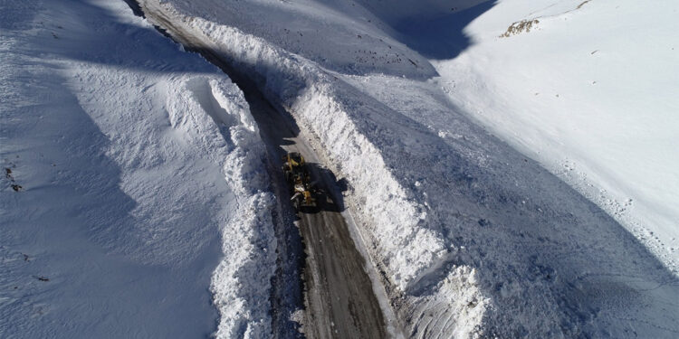 Van'da 88 yerleşim yerinin yolu ulaşıma açıldı