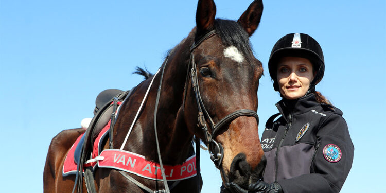 Atlı Polis Grup Amirliği'nin tek kadın süvarisi