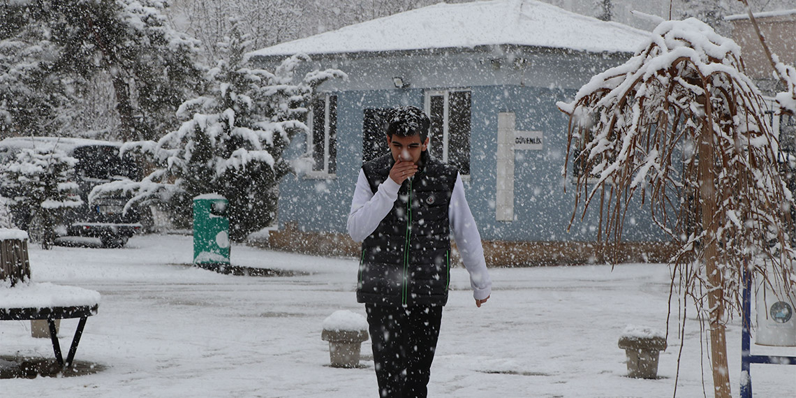 Van'da kardan kapanan 257 yerleşim yerinden 179'unun yolu yeniden ulaşıma açıldı. Diğer mahalle ve mezra yollarının açılması için de çalışmalar sürüyor.