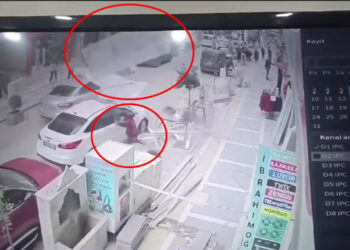 Vinçle taşınan kapı 14 yaşındaki çocuğun üzerine düştü