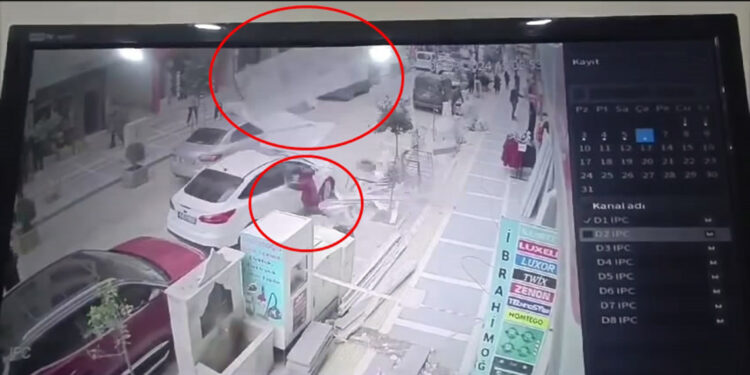 Vinçle taşınan kapı 14 yaşındaki çocuğun üzerine düştü