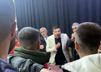 YRP Düzce Belediye başkan adayı Davut Güloğlu vatandaşın üzerine yürüdü