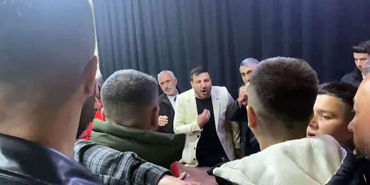 YRP Düzce Belediye başkan adayı Davut Güloğlu vatandaşın üzerine yürüdü