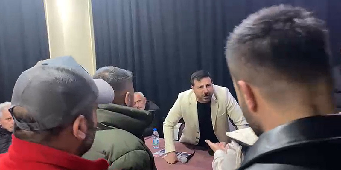 YRP Düzce Belediye başkan adayı Davut Güloğlu vatandaşın üzerine yürüdü