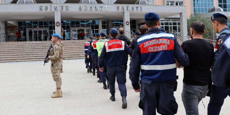 Yunanistan'a kaçmaya çalışan 13 terör örgütü şüphelisi yakalandı