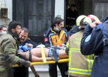 Yangında mahsur kalan anne ile oğlunu itfaiye kurtardı