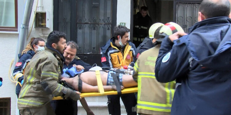 Yangında mahsur kalan anne ile oğlunu itfaiye kurtardı