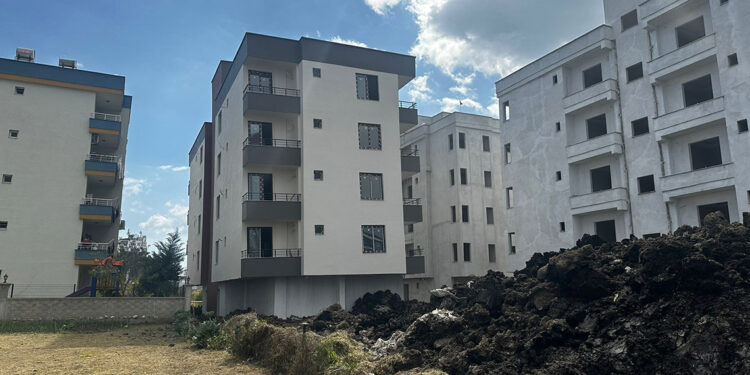 Yeni yapılan 4 katlı bina yan yatmaya başladı