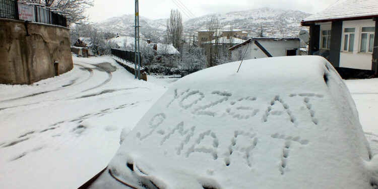 Yozgat kar yağışıyla beyaza büründü