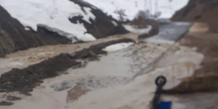 Yüksekova'da sağanak; dere taştı, 5 ahırı su bastı