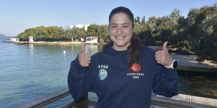 Yüzücü Aysu Türkoğlu, Cook Boğazı geçişini tamamladı