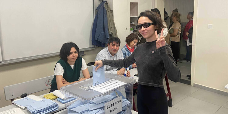 Zeynep Bastık da oyunu kullandı