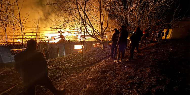 Zonguldak'ta tekstil ürünlerinin bulunduğu depo kül oldu