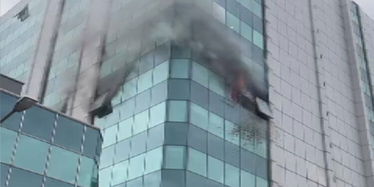 Zeytinburnu'nda iş merkezinde yangın