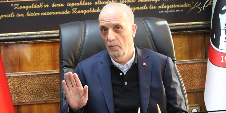 Küpe suyu dolduruyorsun altı delik akıyor