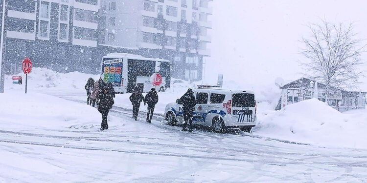 Bitlis'te okullar tatil edildi