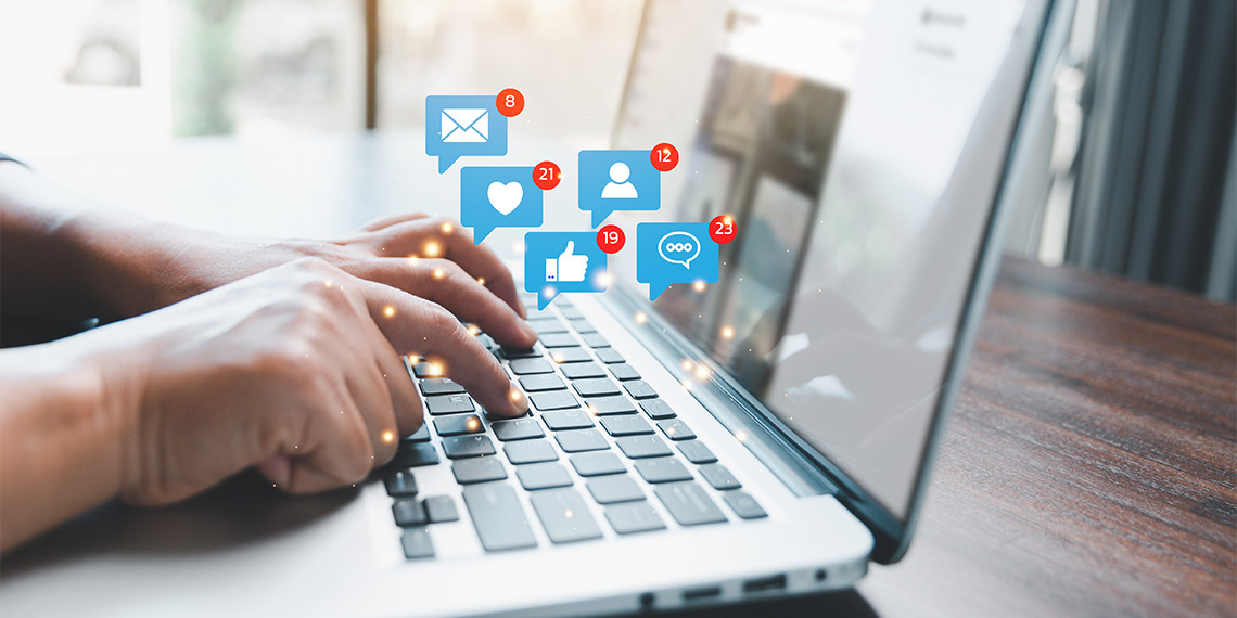 Gerilla Pazarlama Nedir? Geleneksel pazarlama yöntemlerinden farklı olarak sıra dışı, yaratıcı ve düşük maliyetli stratejileri içeren bir pazarlama yaklaşımıdır. Bu yöntem, beklenmedik ve dikkat çekici kampanyalarla tüketicilerin ilgisini çekmeyi amaçlar, genellikle geleneksel medya araçlarından ziyade alternatif ve etkileşimli platformlara odaklanır.