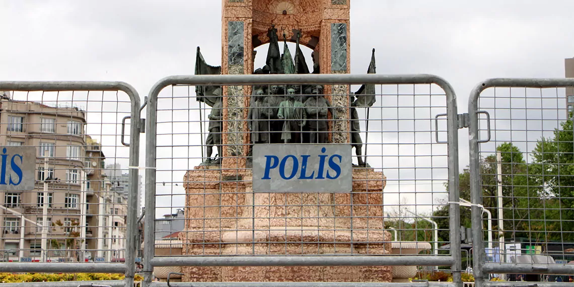 İstanbul valiliği 1 mayıs önlemlerini açıkladı; çöp konteynerleri kaldırılacak, araç parkı yasak, yollar kapanacak.