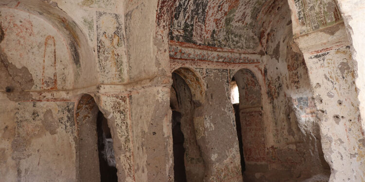 Oyma kubbeli kilise defineciler tarafından tahrip edildi