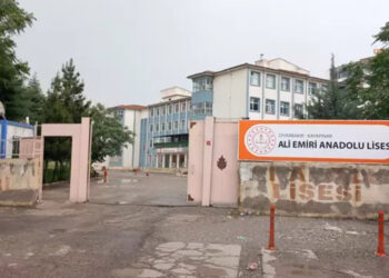 17 yaşındaki lise öğrencisi okul müdürünü bıçakladı