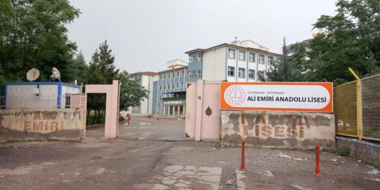 17 yaşındaki lise öğrencisi okul müdürünü bıçakladı