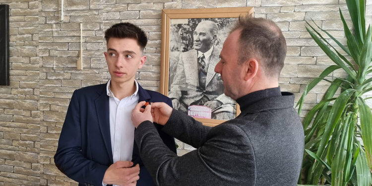 18 yaşında muhtar oldu