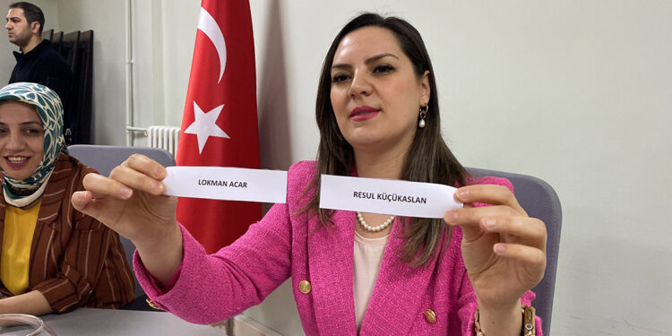 2 adayın eşit oy aldığı sandıkta, muhtar kura ile belirlendi