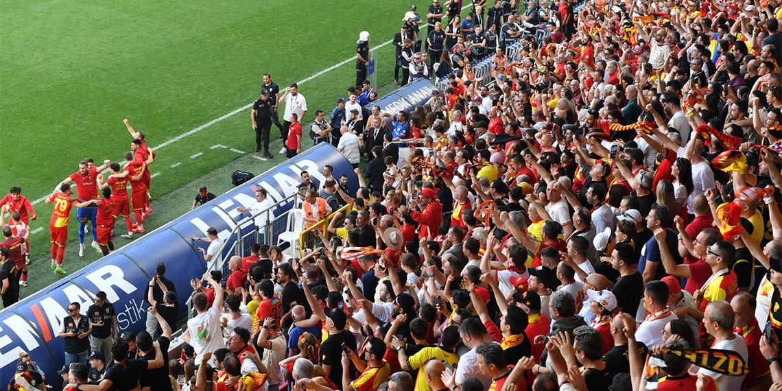 İzmir Büyükşehir Belediye Başkanı Cemil Tugay Göztepe'nin Süper Lig heyecanına ortak oldu. Başkan Cemil Tugay, son dakikaları ayakta takip etti.