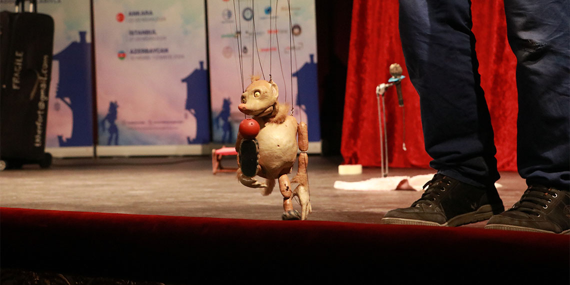 Kültür ve Turizm Bakanlığı katkılarıyla Hadi Poyrazoğlu Geleneksel Türk Tiyatrosunu Yaşatma Derneği tarafından bu yıl 3’üncüsü düzenlenen Uluslararası Hadi Poyrazoğlu Kukla ve Karagöz Festivali Ankara’da başladı.