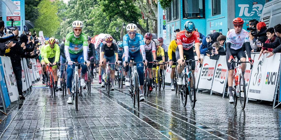 59. Cumhurbaşkanlığı Türkiye Bisiklet Turu'nu DSM-Firmenich Takımı'ndan Frank Van Den Broek kazandı ve 2024'ün şampiyonu olarak Turkuaz Mayo'nun ebedi sahibi oldu.