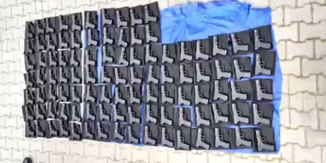 İçişleri Bakanı Ali Yerlikaya, 71 ilde ruhsatsız silah taşıyan kişilere ve silah kaçakçılarına yönelik 4 gündür devam eden Mercek-16 operasyonlarında 912 silah ele geçirildiğini ve 959 şüpheli hakkında işlem yapıldığını duyurdu.