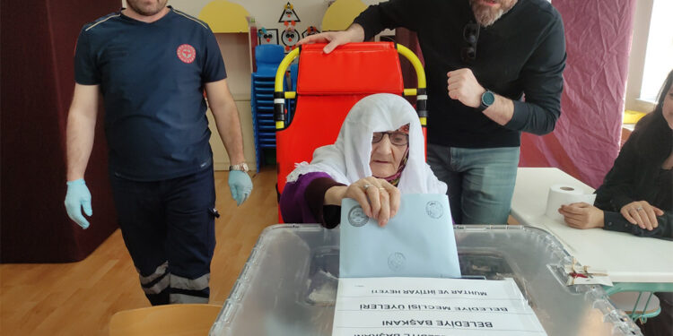 Seçmen sandıkta konuştu