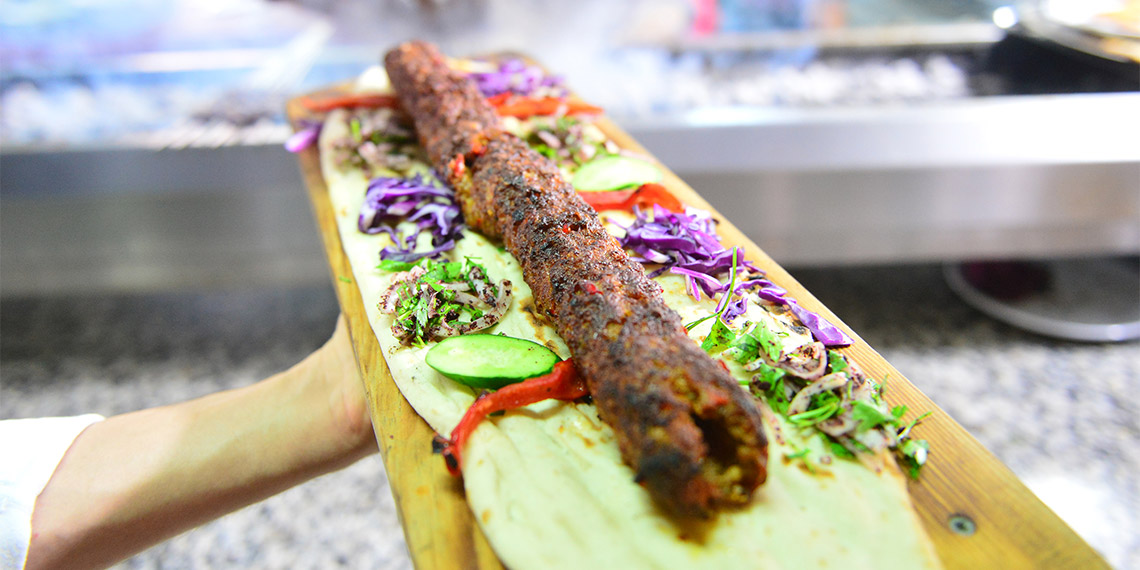 Adana’da bu yıl 2 milyonun üzerinde yerli ve yabancı katılımcının beklendiği 12'nci Uluslararası Portakal Çiçeği Karnavalı’nın bölgeye 4,5 milyar TL katkısı olacağı bildirildi.