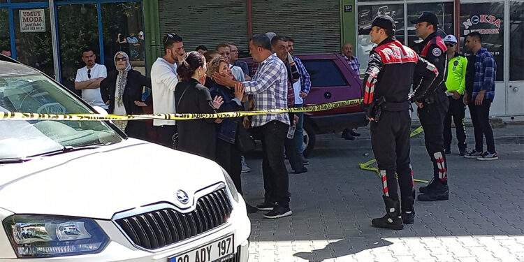 Alacak meselesinden çıkan tartışmada anne ile oğlunu öldürdü