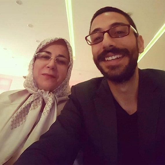 Aydın'ın Nazilli ilçesinde alacak meselesinden çıkan tartışmada Akın D. (42), arkadaşı Emre Öztürk (35) ve annesi Aysel Öztürk'ü (53) bıçakla öldürdü. Akın D., olayın ardından polise gidip, teslim oldu.