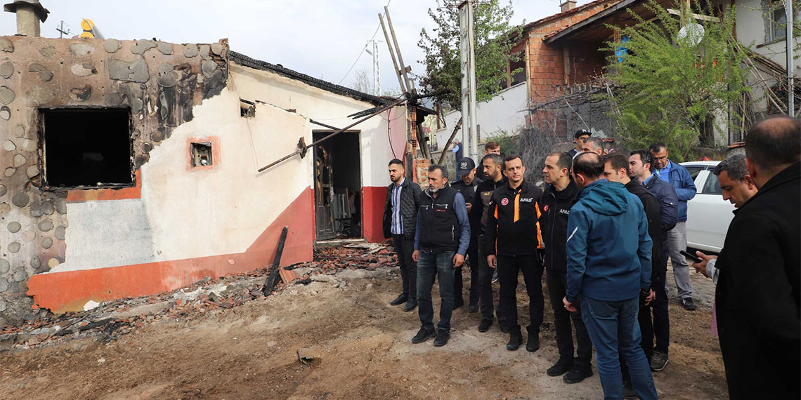 Çankırı'nın Yapraklı ilçesinde ekmek pişirilen ateşten Alevlenen köz, 4 ev, 2 ahır ve traktörü yaktı, çıkan yangında, 4 ev, 2 ahır ve 1 traktör kullanılamaz hale geldi.